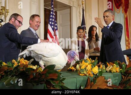 Präsident Barack Obama begnadigt die nationale Thanksgiving-Türkei, Käse, während einer Zeremonie im Grand Foyer des Weißen Hauses, in Washington, DC, USA, Mittwoch, 26. November 2014. Die Veranstaltung markiert den 67. Jahrestag der nationalen Thanksgiving Türkei Präsentation. Mit dem Präsidenten werden (l-r) Cole Cooper, der den Vogel aufzog, Sasha Obama und Malia Obama gezeigt. Foto von Martin H Simon/Pool/ABACAPRESS.COM Stockfoto