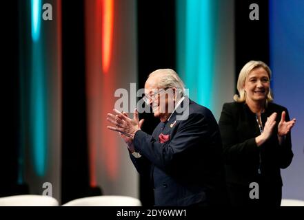 Marine Le Pen und Jean-Marie Le Pen nehmen am 15. Parteitag in Lyon, Frankreich, am 29. November 2014 Teil. Foto von Patrick Bernard/ABACAPRESS.COM - Lyon Stockfoto