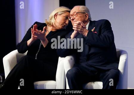 Marine Le Pen und Jean-Marie Le Pen nehmen am 15. Parteitag in Lyon, Frankreich, am 29. November 2014 Teil. Foto von Patrick Bernard/ABACAPRESS.COM - Lyon Stockfoto
