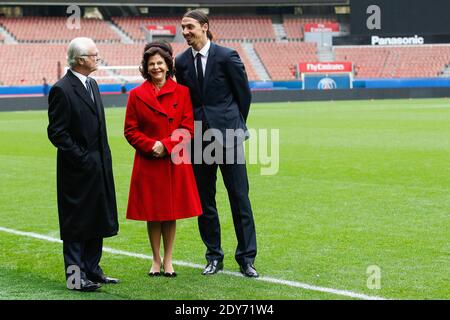 König Carl XVI Gustaf und Königin Silvia von Schweden posieren mit dem schwedischen Stürmer Zlatan Ibrahimovic von Paris Saint-Germain (PSG) bei ihrem Besuch in der Stiftung Paris Saint-Germain (PSG) im Stadion Parc des Princes in Paris, Frankreich am 2. Dezember 2014. Das schwedische Königspaar ist auf einem dreitägigen Besuch in Frankreich. Foto von Thierry Orban/ABACAPRESS.COM Stockfoto