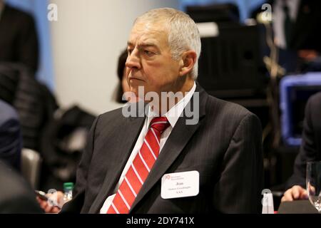 James Goodnigh, CEO von SAS, hört US-Präsident Barack Obama bei der vierteljährlichen Sitzung des Business Roundtable am 3. Dezember 2014 an die Mitglieder des Business Roundtable in Washington, DC, USA. Foto von Aude Guerrucci/Pool/ABACAPRESS.COM Stockfoto