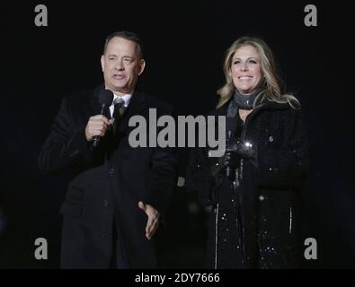 Der Schauspieler und Produzent Tom Hanks und die Singer-Songwriterin, Schauspielerin und Produzentin Rita Wilson sind Co-Gastgeber der Beleuchtung des National Christmas Tree. Washington, DC, USA, 4. Dezember 2014. Foto von Chris Kleponis/Pool/ABACAPRESS.COM Stockfoto