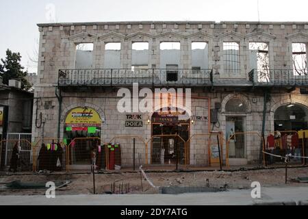 Einige Frauen gehen in der Straße während der Straßenbahn Bau vor alten Gebäuden Geschäfte in West-Jerusalem. Israel Stockfoto