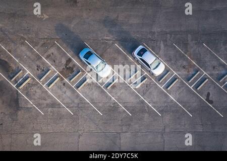 Parkplatz mit zwei Autos von oben in New Orleans Stockfoto
