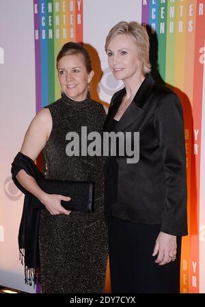 Jane Lynch und ihre Freundin Dr. Lara Embry nehmen am 2014 7. Dezember 2014 an den Kennedy Center Honors in Washington, DC, USA Teil. Jedes Jahr feiert das Kennedy Center fünf Personen, die ihr Leben damit verbracht haben, die kulturelle Lebendigkeit der Nation und der Welt zu erhöhen. Foto von Olivier Douliery/ABACAPRESS.COM Stockfoto