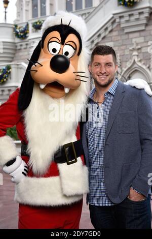 ESPN und SEC Network-Persönlichkeit Tim Tebow posiert mit Santa Goofy, während er eine Pause von der Aufnahme der Disney Parks Frozen Christmas Celebration TV-Special im Magic Kingdom Park im Walt Disney Resort in Lake Buena Vista, Florida am 8. Dezember 2014. Der 31. Jahresfeiertag Telecast wird bundesweit am 25. Dezember um 10 Uhr ET und 9 Uhr CST, MST und PST auf ABC-TV ausgestrahlt. Foto von Mark Ashman/Disney Handout/ABACAPRESS.COM Stockfoto