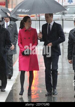 Duke of Cambridge und Duchess of Cambridge kommen an und halten am 9. Dezember 2014 an der Memorial Plaza im World Trade Center in New York City, NY, USA, zur Reflexion inne. Foto von Charles Guerin-Morgan Dessalles/ABACAPRESS.COM Stockfoto