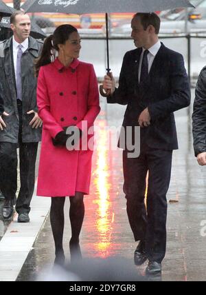 Duke of Cambridge und Duchess of Cambridge kommen an und halten am 9. Dezember 2014 an der Memorial Plaza im World Trade Center in New York City, NY, USA, zur Reflexion inne. Foto von Charles Guerin-Morgan Dessalles/ABACAPRESS.COM Stockfoto