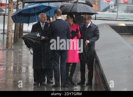 Duke of Cambridge und Duchess of Cambridge kommen an und halten am 9. Dezember 2014 an der Memorial Plaza im World Trade Center in New York City, NY, USA, zur Reflexion inne. Foto von Charles Guerin-Morgan Dessalles/ABACAPRESS.COM Stockfoto