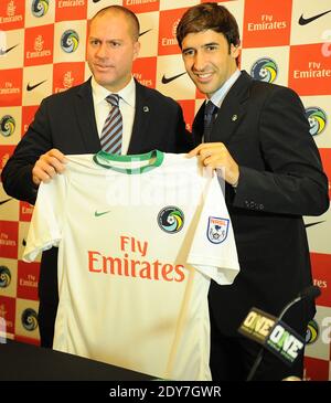 Pressekonferenz zur Vorstellung von New York Cosmos und der Legende von Real Madrid Raul Gonzales Blanco mit dem New York Cosmos Cheftrainer Giovanni Savarese im Four Seasons Hotel, New York, NY, am 9. Dezember 2014. Der berühmte spanische Stierkämpfer Enrique Ponce nahm ebenfalls an der Pressekonferenz Teil. Foto von Morgan Dessalles/ABACAPRESS.COM Stockfoto