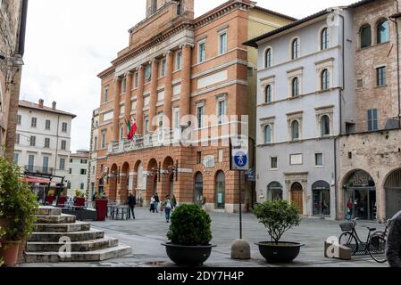 foligno.italy juni 14 2020 :Hauptplatz von foligno, wo es die Gemeinde und die Kirche von san feliciano Stockfoto