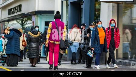 Birmingham, Großbritannien - Käufer tragen Gesichtsmasken am 4. November 2020 den letzten Tag vor einer einmonatigen Lockdown im Dezember. Stockfoto