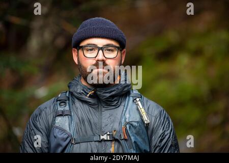 Porträt eines Outdoor-Reisenden bärtigen Mann mit Brille und hut Stockfoto