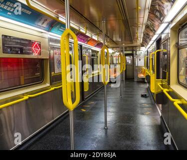 Manhattan, New York, USA. Dezember 2020. New York City am Heiligabend ist unheimlich ruhig und leer. Der Times Square S Zug in Rush Hour ist normalerweise Wand zu Wand Menschen, aber heute Abend ist es fast leer wegen der Corona Virus und Menschen zu Hause bleiben. Kredit: Debra L. Rothenberg/ZUMA Wire/Alamy Live Nachrichten Stockfoto