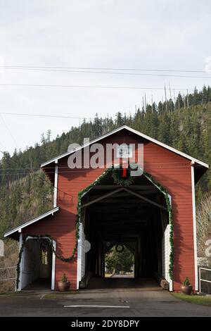 Die Office Bridge, eine überdachte Brücke in Westfir, Oregon, ist für die Feiertage dekoriert. Stockfoto