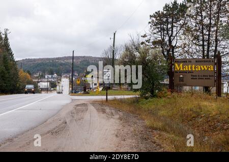 Das Mattawa-Gateway-Schild mit Blick auf die Innenstadt. Stadt Mattawa, Nipissing District, Ontario, Kanada. Stockfoto