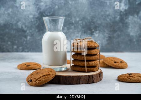 Ein Glas mit Schokoladenkeksen auf einem Holzschreibtisch Stockfoto