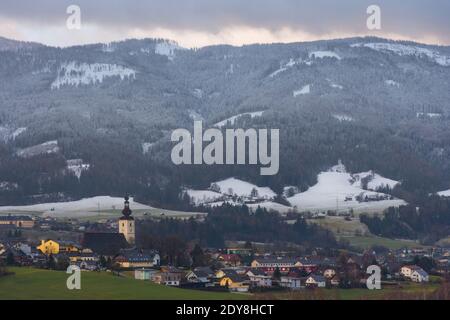 Kleines schönes österreichisches Dorf umgeben von Bergen in Ennstal, Steiermark, Österreich Stockfoto
