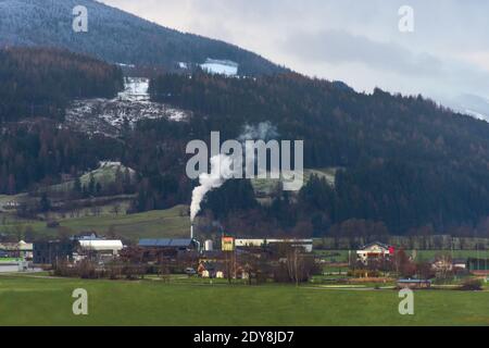 Kleines schönes österreichisches Dorf umgeben von Bergen in Ennstal, Steiermark, Österreich Stockfoto