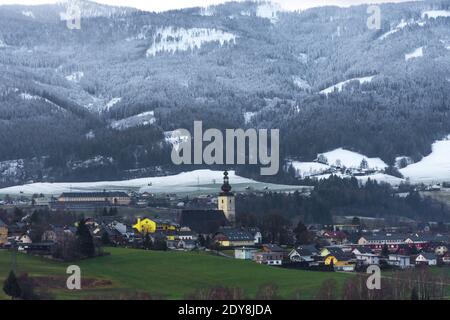 Kleines schönes österreichisches Dorf umgeben von Bergen in Ennstal, Steiermark, Österreich Stockfoto