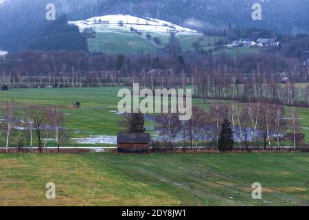 Kleines schönes österreichisches Dorf umgeben von Bergen in Ennstal, Steiermark, Österreich Stockfoto