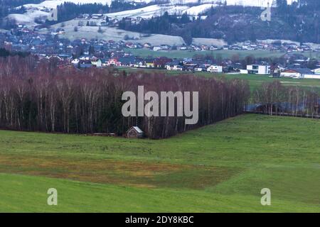 Kleines schönes österreichisches Dorf umgeben von Bergen in Ennstal, Steiermark, Österreich Stockfoto