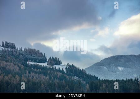 Kleines schönes österreichisches Dorf umgeben von Bergen in Ennstal, Steiermark, Österreich Stockfoto