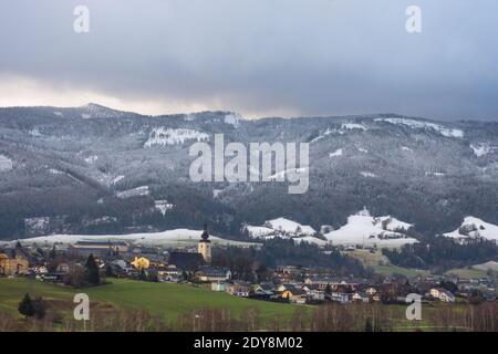 Kleines schönes österreichisches Dorf umgeben von Bergen in Ennstal, Steiermark, Österreich Stockfoto