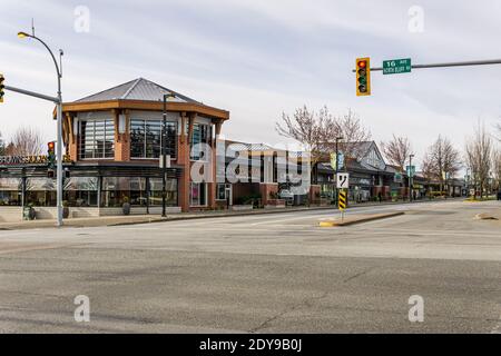 WHITE ROCK, KANADA - 13. APRIL 2020: City Street mit Restaurant Browns Sozialhaus im Stadtzentrum. Stockfoto