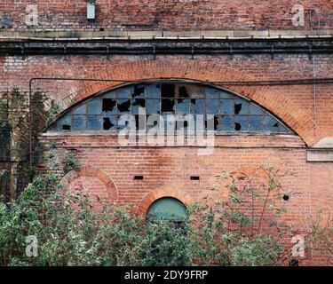 Die zerbrochenen Fenster auf der Krone unter dem Eisenbahnviadukt Stockfoto