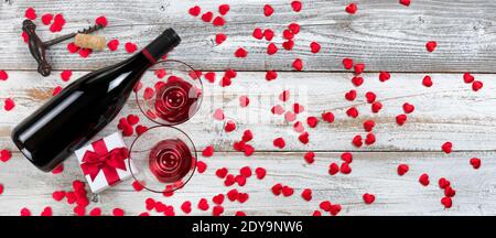 Alle roten romantischen Geschenke für ein Happy Valentines Day Konzept Im flachen Lay-Format Stockfoto