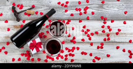 Ein ganz rotes romantisches Geschenk für einen sehr glücklichen Valentinstag Tageskonzept im flachen Lay-Format Stockfoto