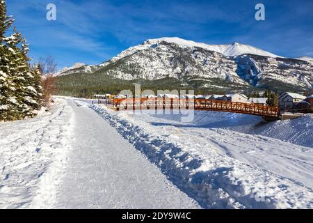 Schneebedeckter Fußweg Wood Fußgängeran Bridge Cougar Canyon Canmore Alberta Kanada. Rocky Mountains Peak Skyline Landschaft Banff National Park Winter Stockfoto