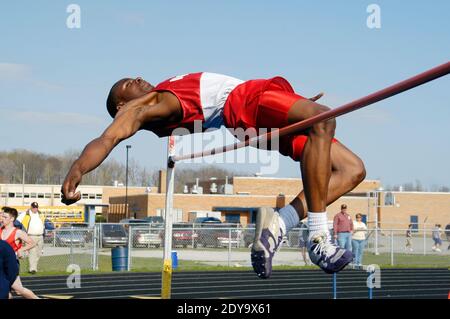 High School Track and Field Event Teilnehmer in der High Sprungveranstaltung Stockfoto