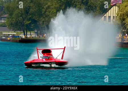 Red Wasserflugzeug Boot Rennen auf dem St. Clair River in St. Clair Michigan Stockfoto