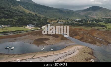 Landschaft von Bergen Tal. Niemand Natur Seestück. Dorf in der Whiskybrennerei. Filmische Yachten, Schiffe auf der Meeresbucht. Wasser von Loch Ranza Bay, Arran Island, Schottland, Vereinigtes Königreich, Europa Stockfoto