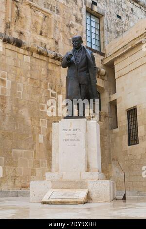 Bronzestatue von Pawlu Boffa, Castille Place, Valletta, Malta Stockfoto