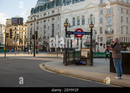 London, Großbritannien. Dezember 2020. Ein Blick auf einen leeren und menschenleeren Piccadilly Circus am Heiligabend 2020. Kredit: SOPA Images Limited/Alamy Live Nachrichten Stockfoto