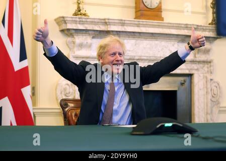 (201225) -- PEKING, 25. Dezember 2020 (Xinhua) -- der britische Premierminister Boris Johnson reagiert ab 10 Downing Street, nachdem Großbritannien und die Europäische Union (EU) eine Einigung erzielt hatten, in London, Großbritannien, 24. Dezember 2020. Großbritannien und die EU haben sich auf ihre Handelsbeziehungen nach dem Brexit geeinigt, berichteten britische Medien hier am Donnerstag. (Pippa Fowles/No 10 Downing Street/Handout via Xinhua) Stockfoto