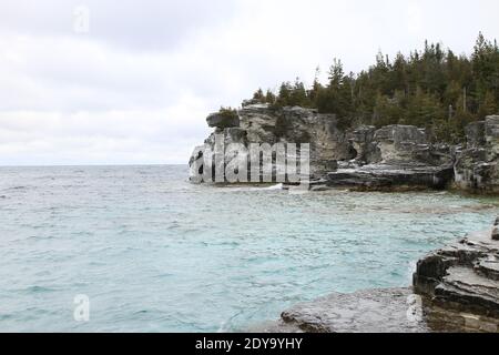 Felsformationen während der Wintersaison entlang tobermory ontario Stockfoto