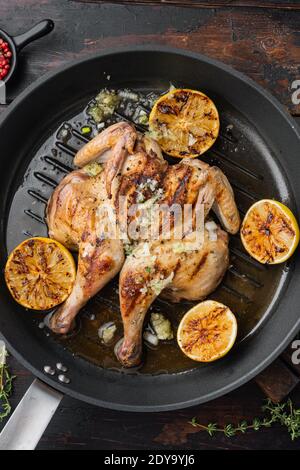 Gegrilltes Hähnchen mit Chimichurri-Sauce, auf altem Holztisch, Draufsicht Stockfoto