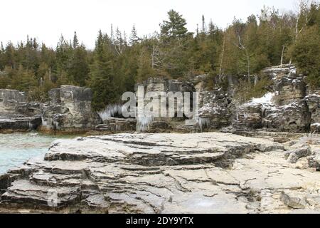 Felsformationen während der Wintersaison entlang tobermory ontario Stockfoto