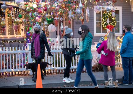 San Francisco, USA. Dezember 2020. Die Menschen schauen sich Weihnachtsdekorationen in San Carlos von Kalifornien, die Vereinigten Staaten, 23. Dezember 2020. Quelle: Li Jianguo/Xinhua/Alamy Live News Stockfoto