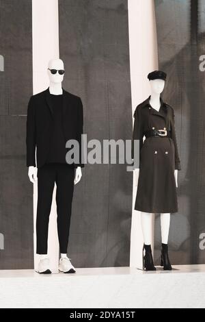 Schaufenster des Modeshops in Mailand. Weibliche und männliche Schaufensterpuppe in voller Länge Stockfoto