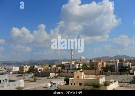 Eine kleine omanische Stadt in der Sharqiya Region von Oman. Stockfoto