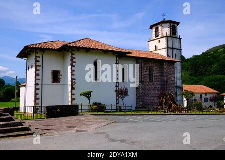 Iglesia de la Asunción, Kirche Christi Himmelfahrt, im Dorf Amaiur Maya im spanischen Baskenland Stockfoto