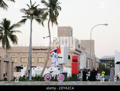 Ein omanischer Radfahrer aus dem omanischen Radclub mit der Flagge des Oman. Stockfoto