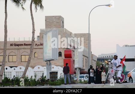 Ein omanischer Radfahrer aus dem omanischen Radclub mit der Flagge des Oman. Stockfoto