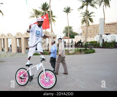 Ein omanischer Radfahrer aus dem omanischen Radclub mit der Flagge des Oman. Stockfoto