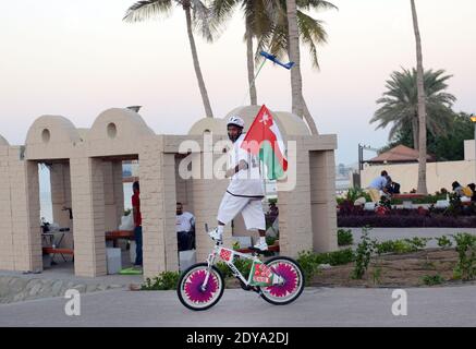 Ein omanischer Radfahrer aus dem omanischen Radclub mit der Flagge des Oman. Stockfoto